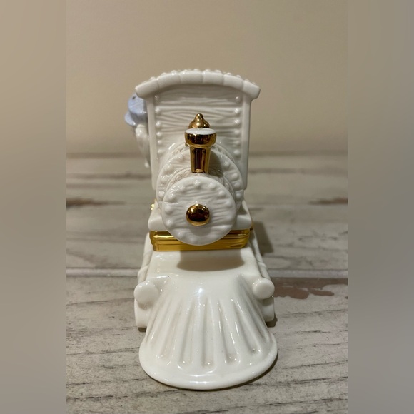 Lenox Treasures All Aboard Train Trinket Box with Train Charm - Picture 3 of 9